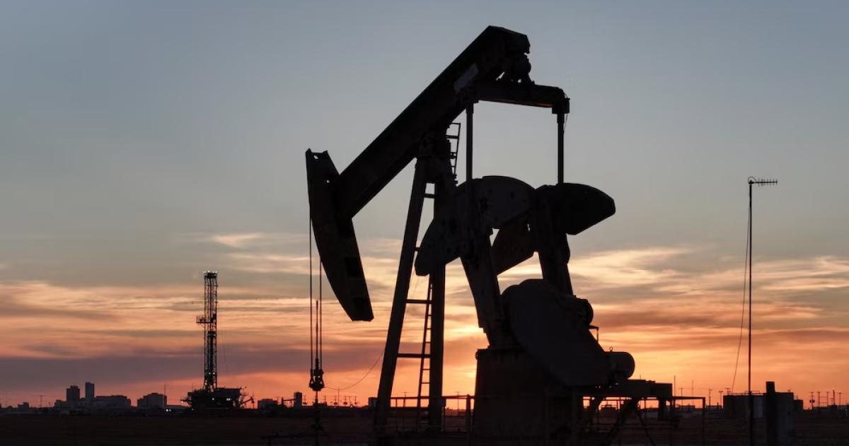 Vista desde un dron de un gato de bomba y una plataforma de perforación