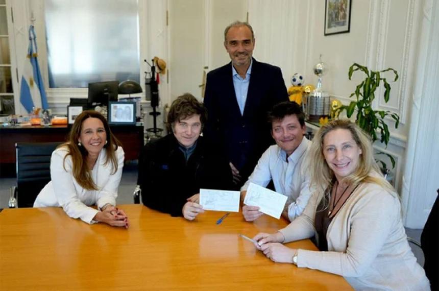 La secretaria general de la Presidencia Karina Milei junto a Santiago Caputo y los creadores de la reforma
