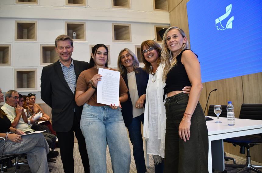 La gobernadora a cargo Alicia Mayoral y el rector Oscar Alpa participaron de la entrega de becas