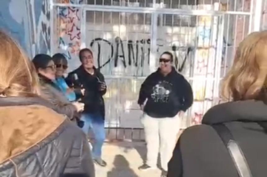 Padres de los alumnos que esperan un banco esperando una respuesta a sus reclamos