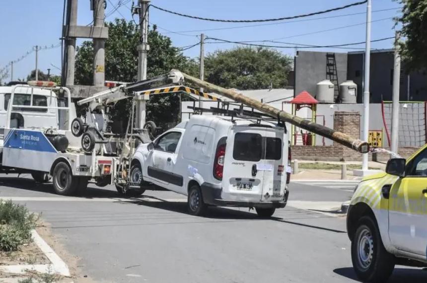 Una cuadrilla de Clarín que colocaba postes del cableado de internet rompió un caño de gas