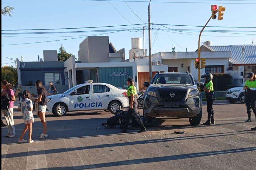 La motocicleta debajo de la Nissan Frontier en la esquina de Argentino Valle y Belgrano Un cruce crítico