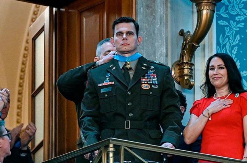 Donald Trump condecoroacute con la Medalla de Honor al piloto que lideroacute la captura de Nicolaacutes Maduro