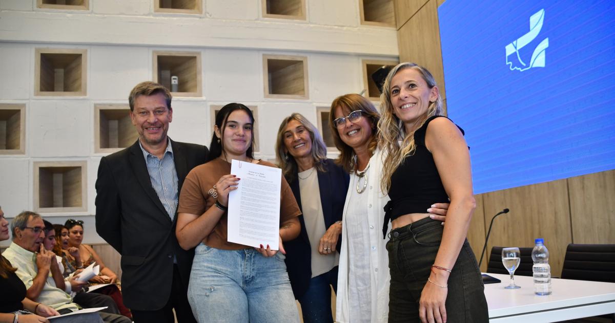 La gobernadora a cargo Alicia Mayoral y el rector Oscar Alpa participaron de la entrega de becas