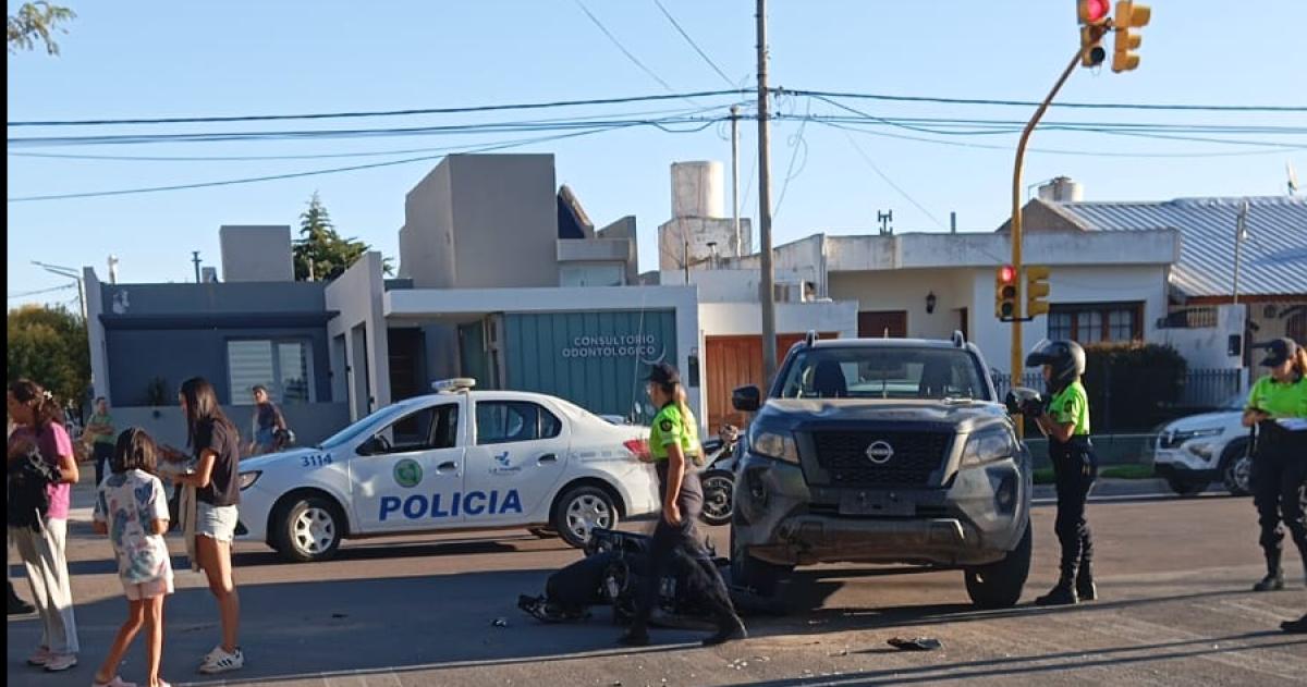 La motocicleta debajo de la Nissan Frontier en la esquina de Argentino Valle y Belgrano Un cruce crítico