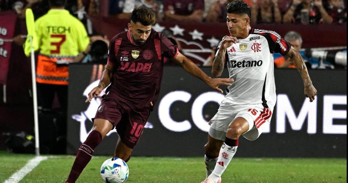 Marcelino Moreno traslada la pelota ante la marca de Jorge Carrascal
