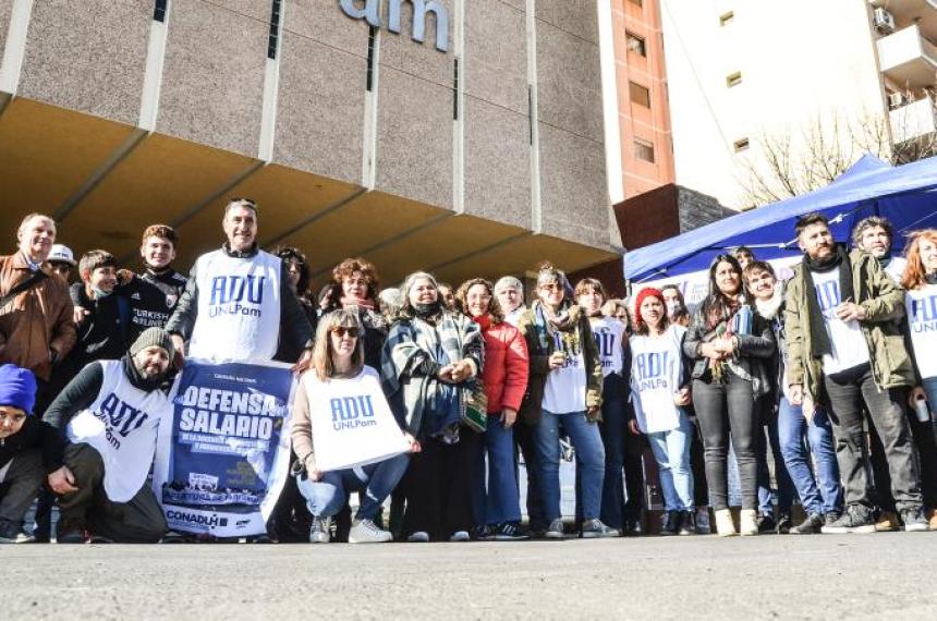 Docentes de la UNLPam paran y se movilizan