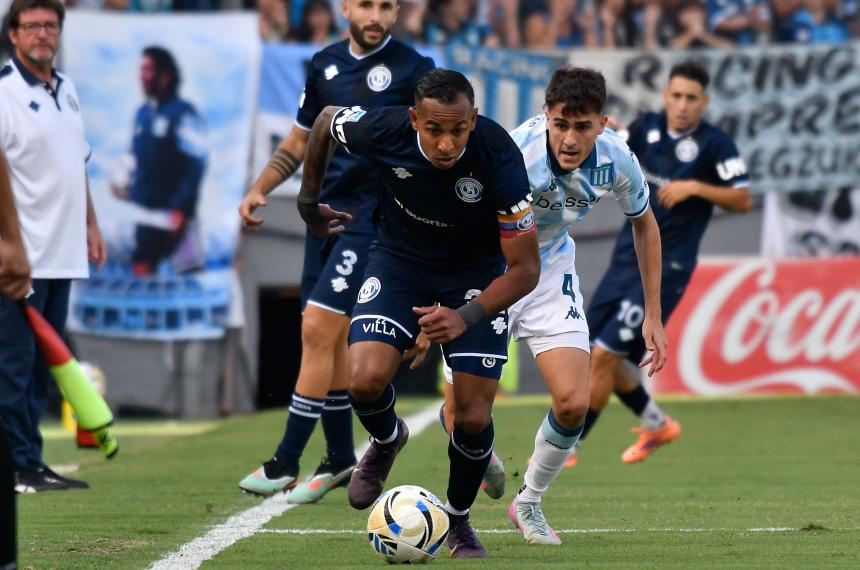 Villa le gana posición a Cannavo durante el empate entre Racing e Independiente Rivadavia