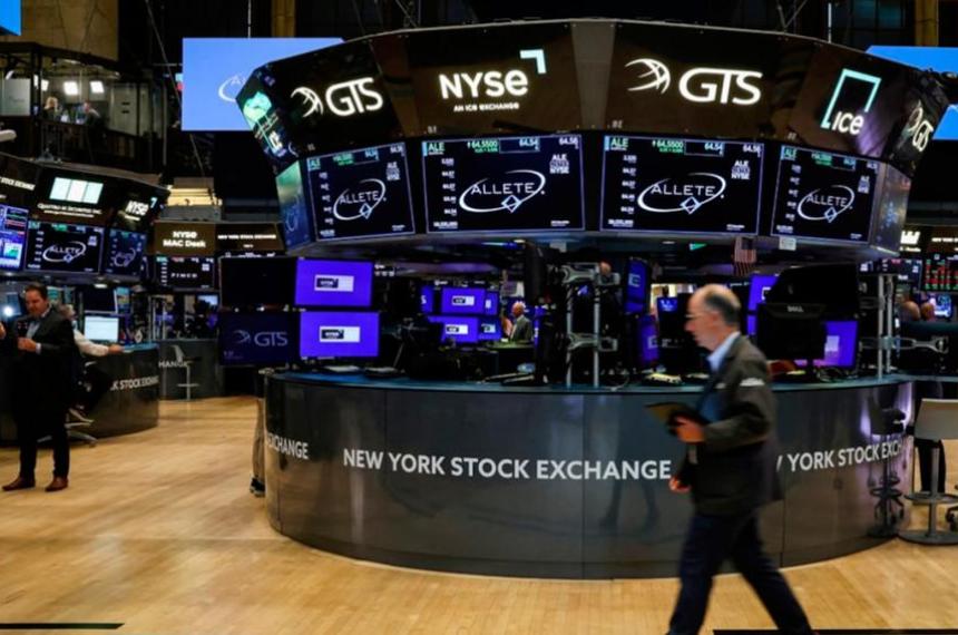 Mercados- Los activos argentinos sufren una correccioacuten y el riesgo paiacutes escaloacute a los 554 puntos