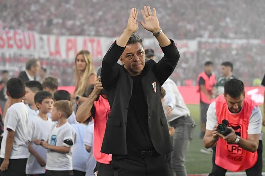 Gallardo saluda al p�blico millonario que lo ovacionó en su despedida