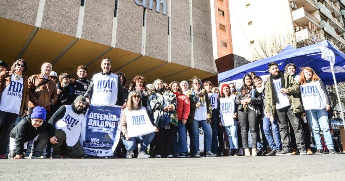 Docentes de la UNLPam paran y se movilizan