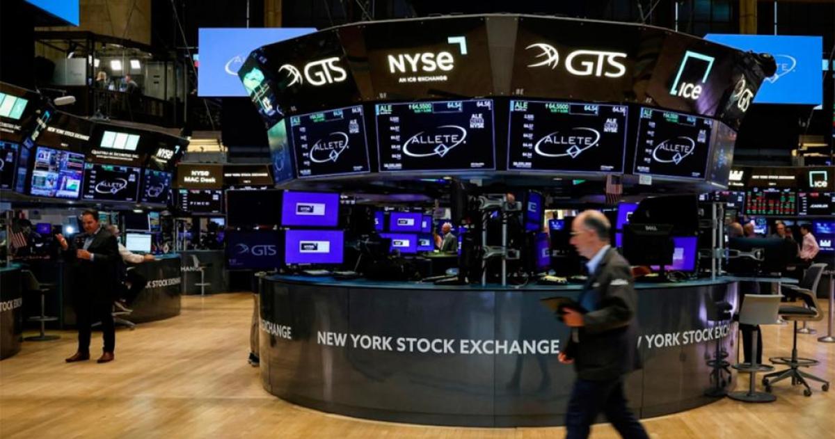 Mercados- Los activos argentinos sufren una correccioacuten y el riesgo paiacutes escaloacute a los 554 puntos