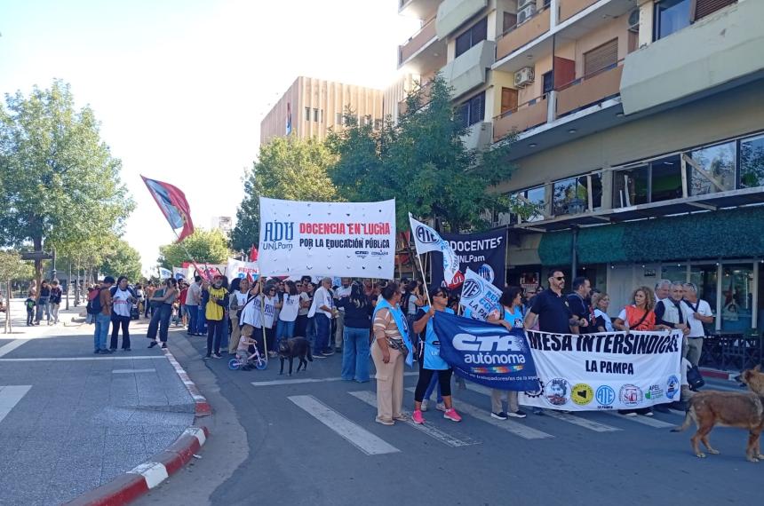 La protesta incluye una movilización por el centro de la capital pampeana