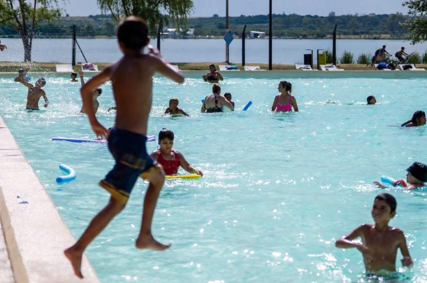 Desde el municipio invitaron a la ciudadanía a disfrutar el fin de semana en la pileta