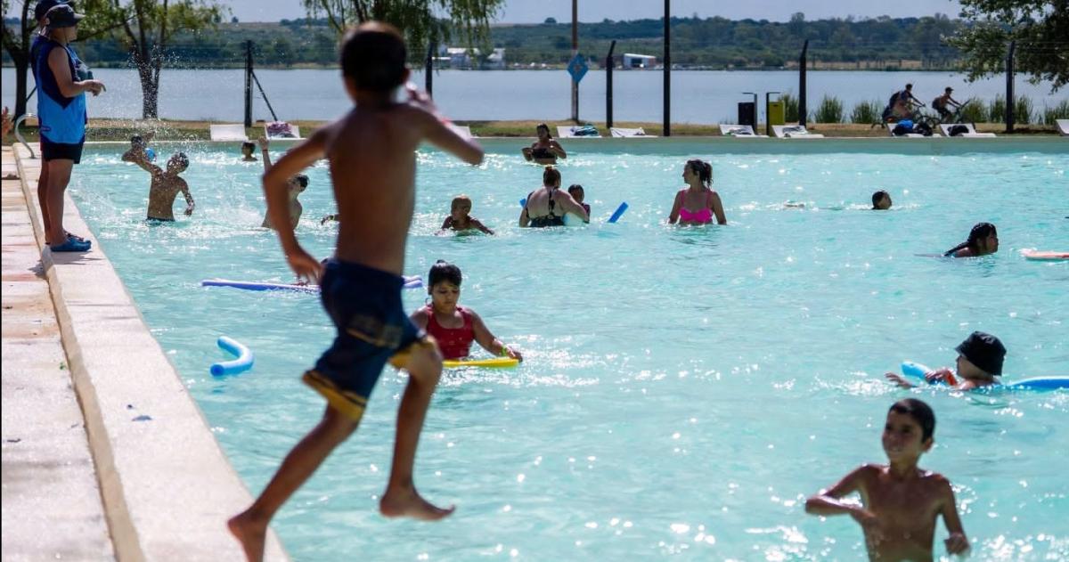 Desde el municipio invitaron a la ciudadanía a disfrutar el fin de semana en la pileta
