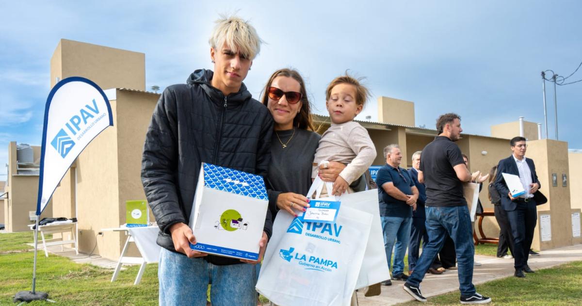 Entregaron 20 viviendas sociales en Victorica y anunciaron ocho maacutes