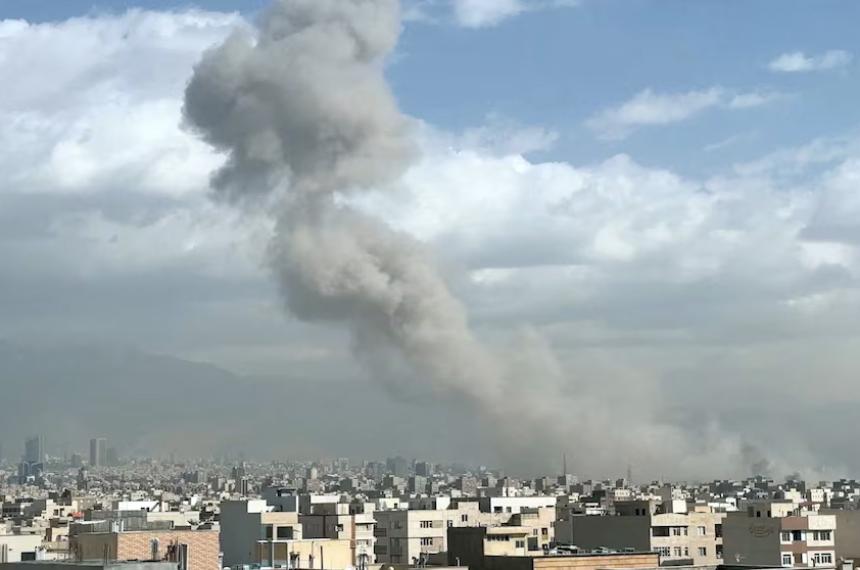 Humo se eleva tras una explosión después de que el ministro de Defensa israelí Israel Katz declarara que Israel había lanzado un ataque preventivo contra Ir�n en Teher�n