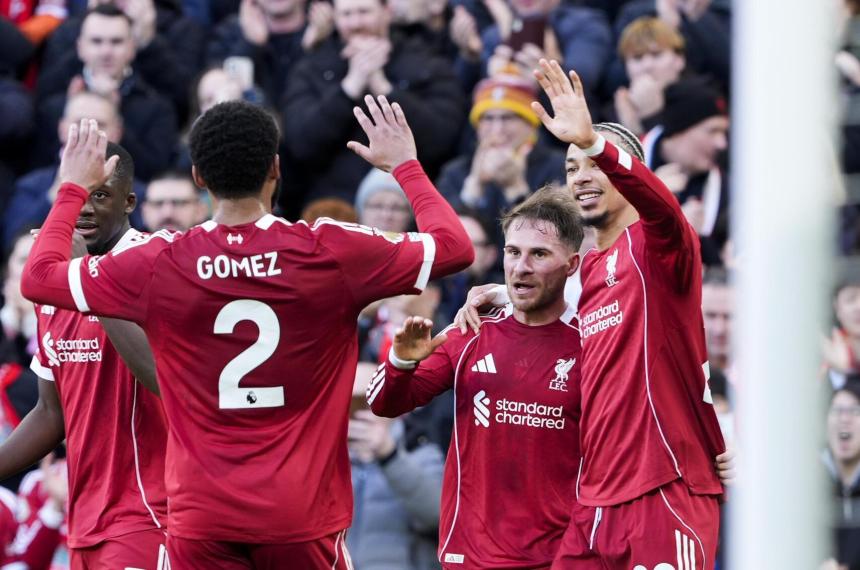 El pampeano Alexis Mac Allister es felicitado por sus compañeros tras el golazo ante West Ham