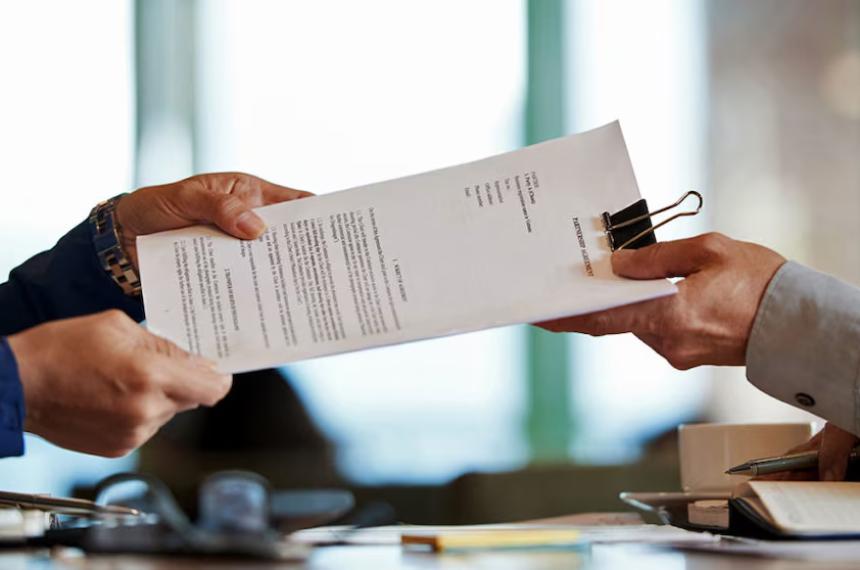 La vigencia de las nuevas normativas alcanzaría a los contratos en curso en lo referido a las condiciones de desvinculación y cese laboral