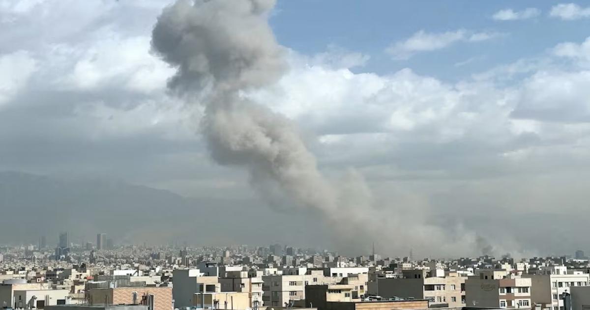 Humo se eleva tras una explosión después de que el ministro de Defensa israelí Israel Katz declarara que Israel había lanzado un ataque preventivo contra Ir�n en Teher�n