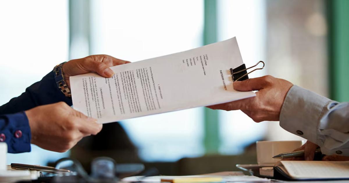 La vigencia de las nuevas normativas alcanzaría a los contratos en curso en lo referido a las condiciones de desvinculación y cese laboral