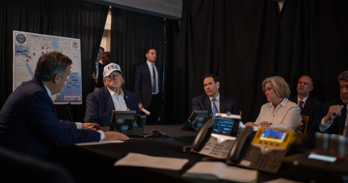 Im�gen difundida por la Casa Blanca del presidente Trump y su equipo