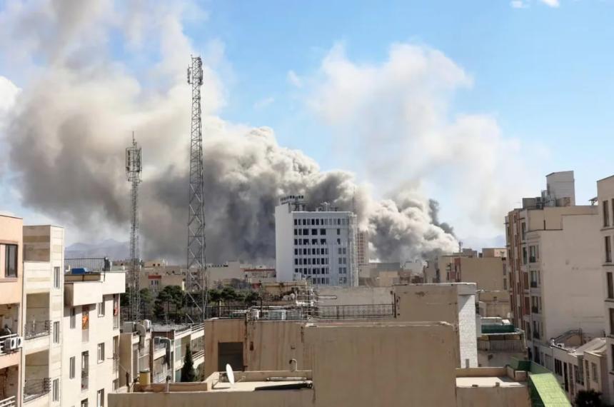 Cuatro oleadas de misiles impactaron en Teher�n dejando decenas de muertos y edificios estatales destruidos