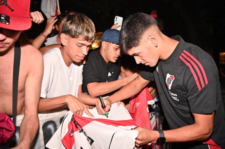 El plantel millonario fue recibido por sus hinchas en Mendoza
