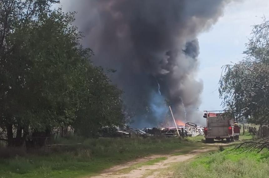 El incendio desatado en un predio donde había autos y chatarra