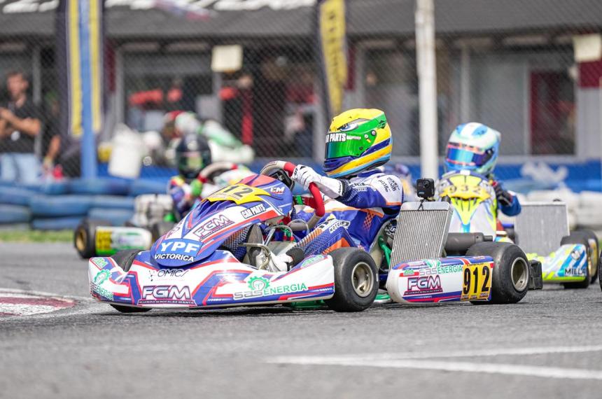 Podio de Simoacuten Corteacutes Falcon en BA