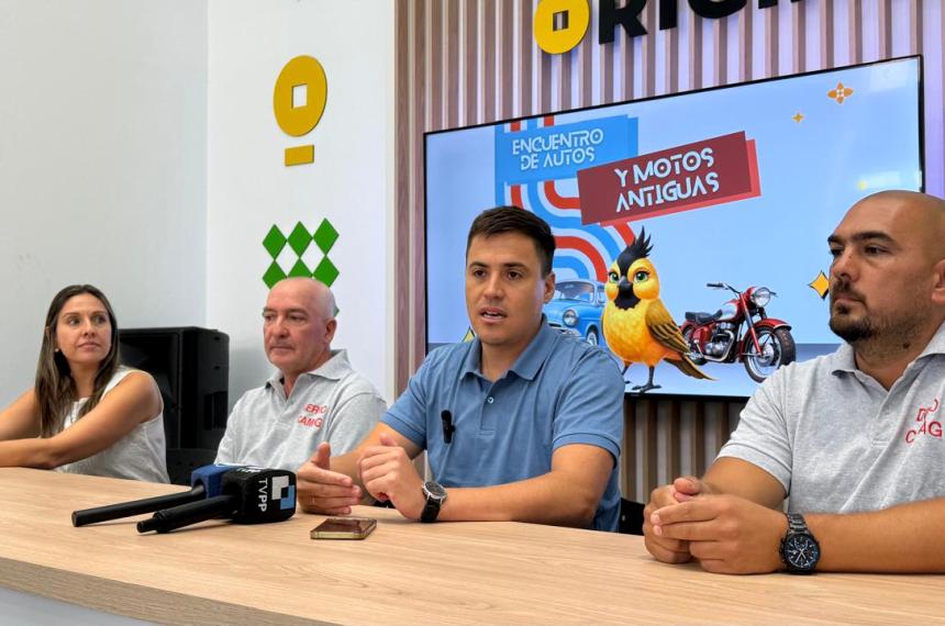 Ecuentro de autos y motos antiguas en el sur