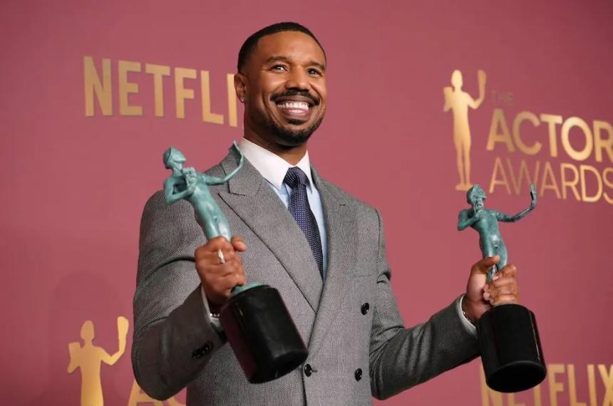 Michael B Jordan posa con los premios del Sindicato de Actores de la Pantalla a la mejor interpretación masculina en un papel protagónico y a la mejor interpretación de un elenco en una película por Pecadores