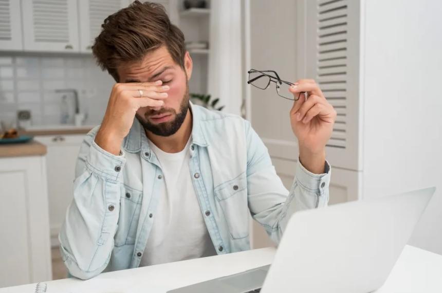 Utilizar el ordenador durante largas horas hace que parpadeemos menos y que tengamos fatiga visual