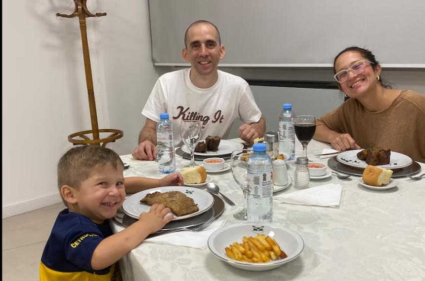 Nahuel Gallo su esposa y Víctor su hijo compartieron la primera cena tras su regreso al país