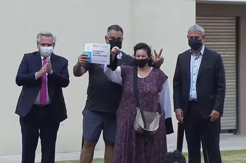 Del suentildeo al craacuteter- Se desplomoacute el estacionamiento del complejo que Alberto Fernaacutendez inauguroacute como un hito