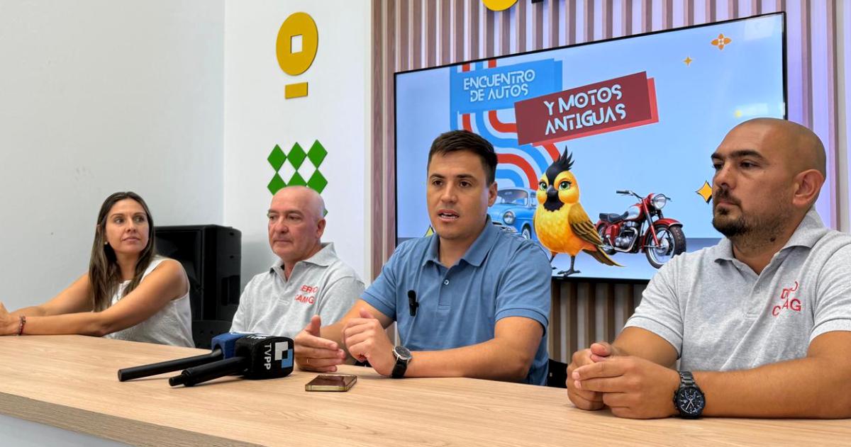 Ecuentro de autos y motos antiguas en el sur