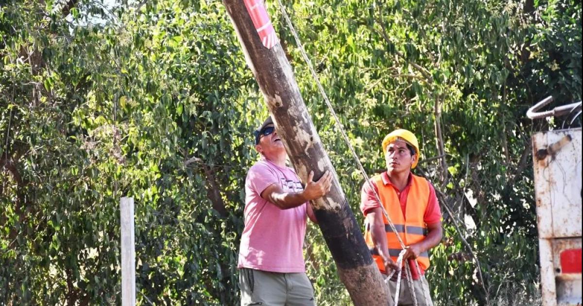 Cortan cinco calles para retirar postes ilegales