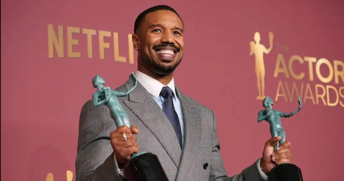 Michael B Jordan posa con los premios del Sindicato de Actores de la Pantalla a la mejor interpretación masculina en un papel protagónico y a la mejor interpretación de un elenco en una película por Pecadores