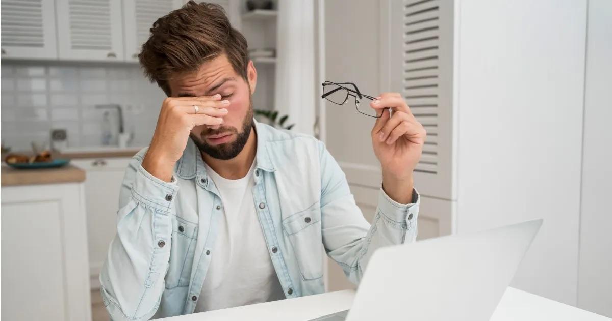 Utilizar el ordenador durante largas horas hace que parpadeemos menos y que tengamos fatiga visual