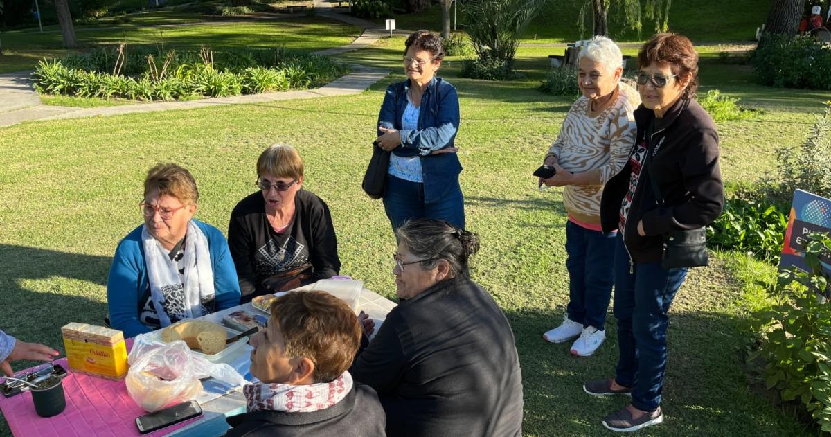 El albergue permite que diferentes personas puedan disfrutar un lugar frente al mar