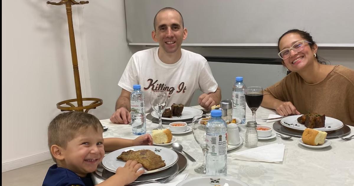 Nahuel Gallo su esposa y Víctor su hijo compartieron la primera cena tras su regreso al país
