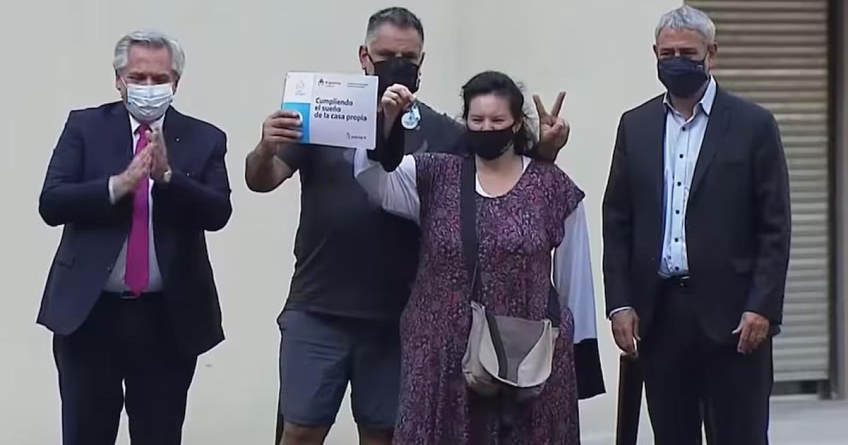 Del suentildeo al craacuteter- Se desplomoacute el estacionamiento del complejo que Alberto Fernaacutendez inauguroacute como un hito