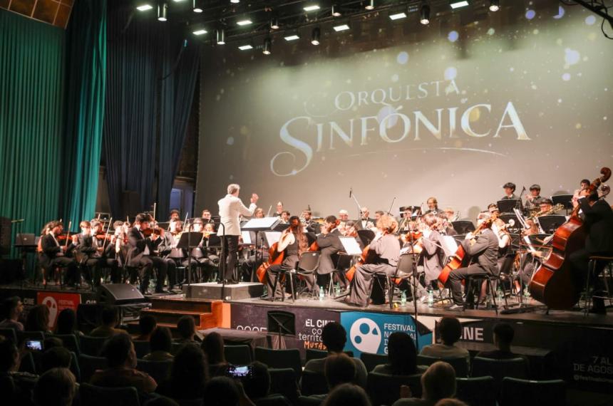 A sala llena la Orquesta Sinfoacutenica presentoacute Un concierto de peliacutecula