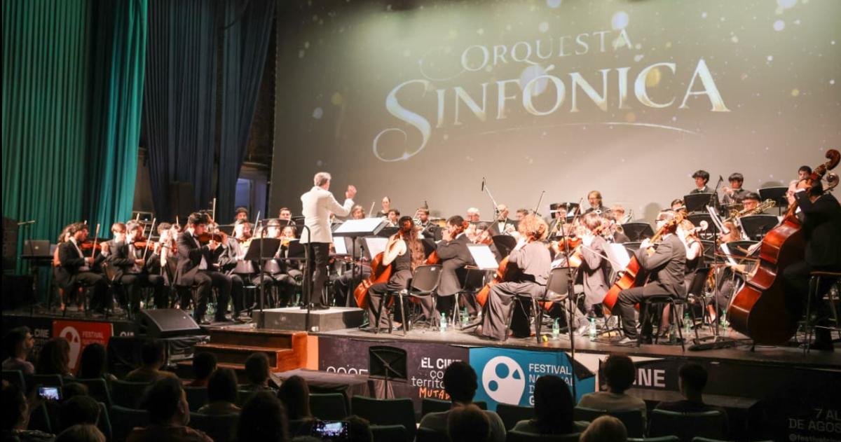 A sala llena la Orquesta Sinfoacutenica presentoacute Un concierto de peliacutecula