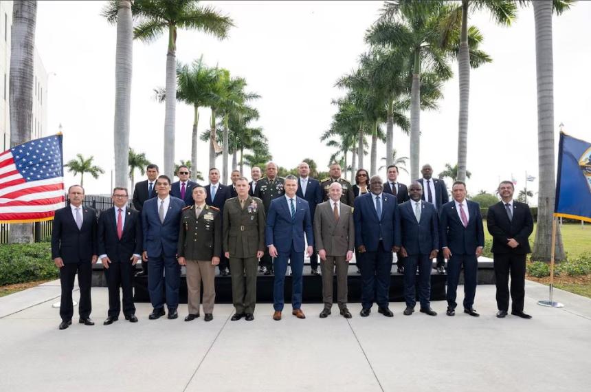 La foto de la reunión de Pete Hegseth con los ministros de Defensa de América