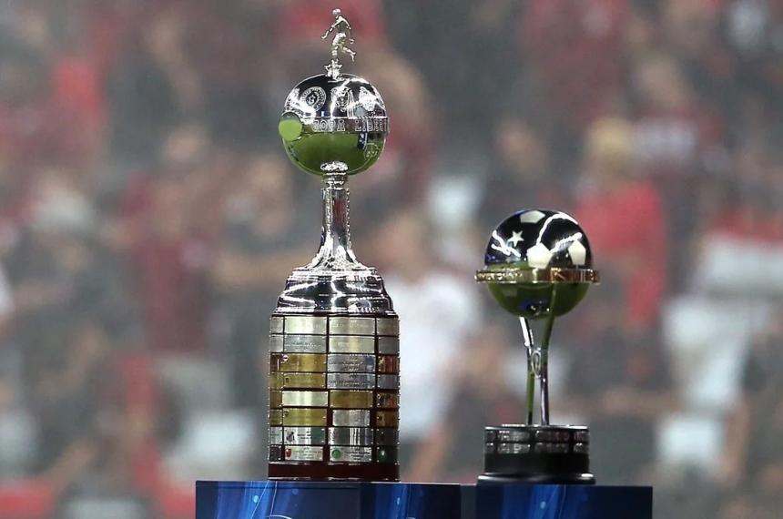 Los trofeos de la Copa Libertadores y Sudamericana
