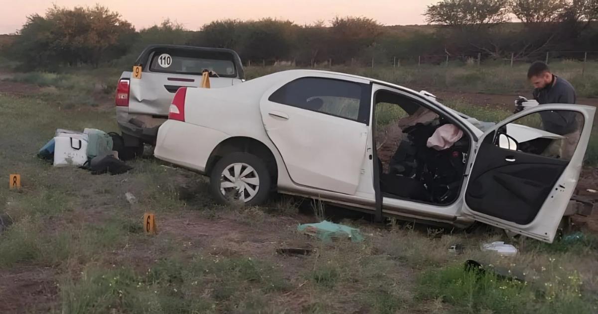 Los restos del Etios y la camioneta Hilux que protagonizaron el siniestro vial en la ruta 143