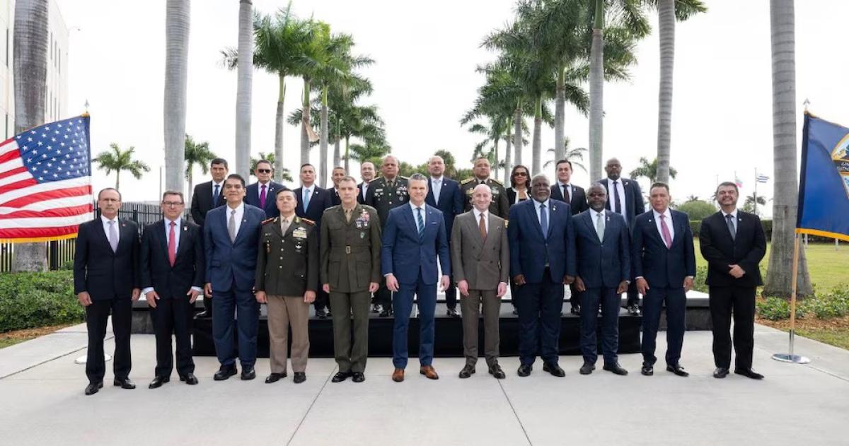 La foto de la reunión de Pete Hegseth con los ministros de Defensa de América