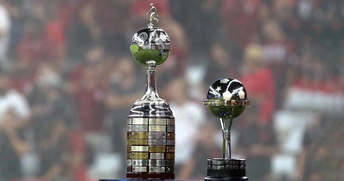 Los trofeos de la Copa Libertadores y Sudamericana