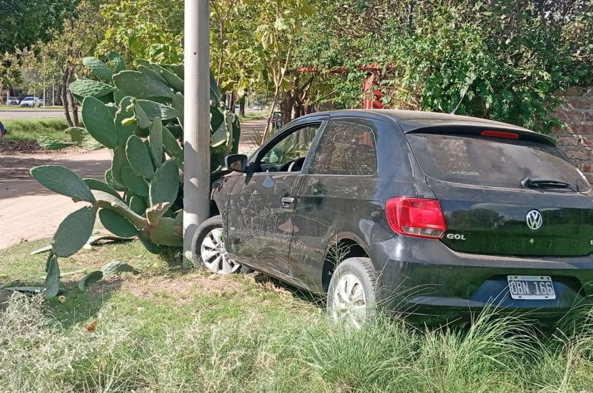 Por milagroy gracias a una columna el auto no se metió en una casa